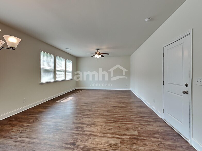 Building Photo - 600 Lk Vis Ct