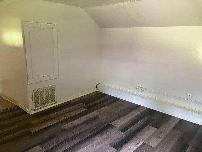 Building Photo - Quiet 1 Bedroom Country Cottage in Rural S...