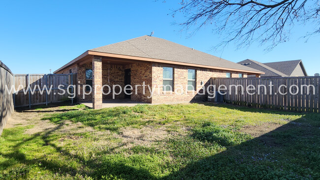 Building Photo - Fabulous half duplex