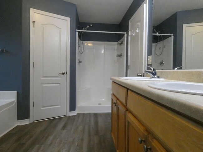 Building Photo - Beautiful Custom Home - Large Lot