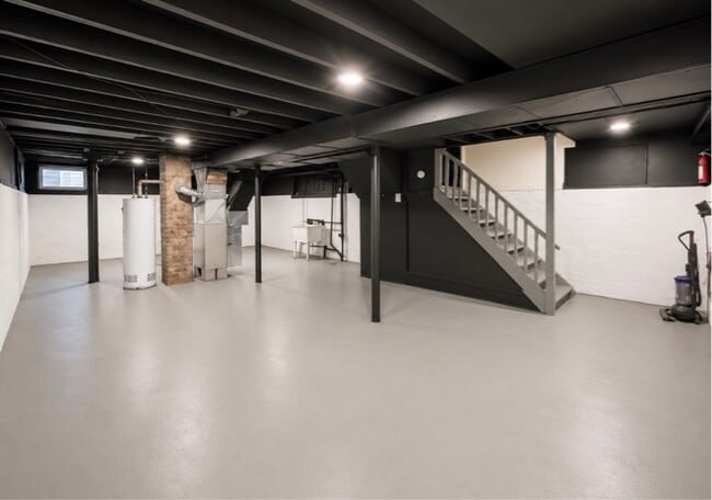 Building Photo - 99 Custer St