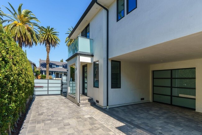 Building Photo - 4418 Kingswell Ave