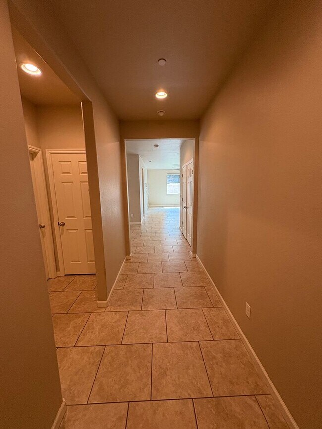 Building Photo - Lovely Clovis home Available Now!