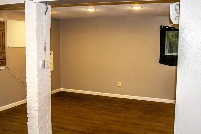 Building Photo - 422 1/2 W New York Ave