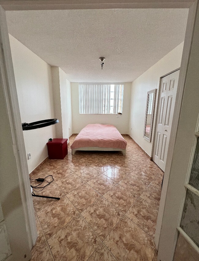 2nd bedroom - 1833 S Ocean Dr