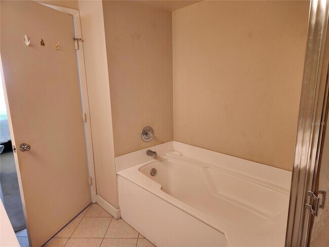 Building Photo - 6105 Bahia Del Mar Cir N