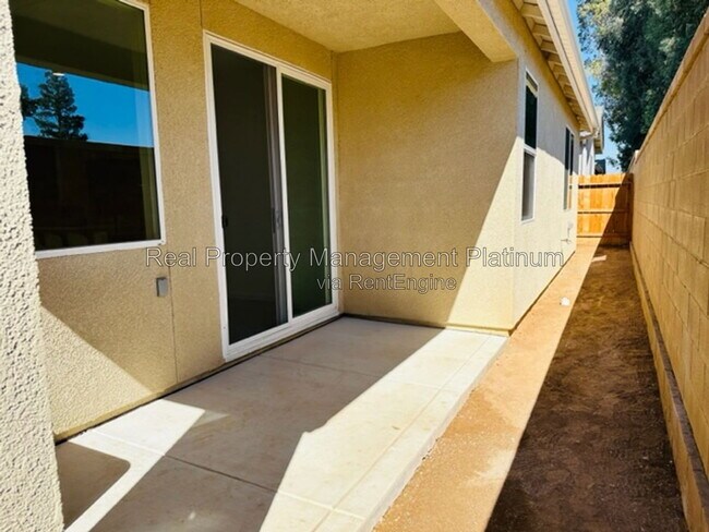 Building Photo - 1477 Las Rosas Ave