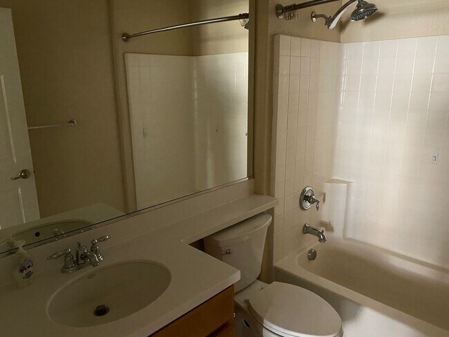 Building Photo - Beautiful Townhouse in Escala