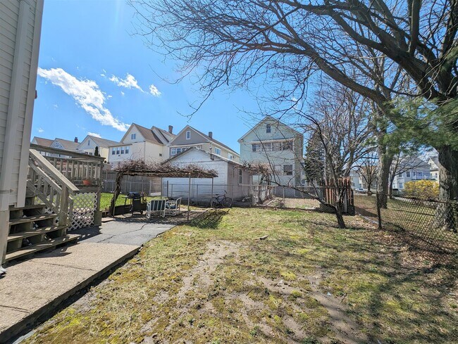 Building Photo - 489 Main St