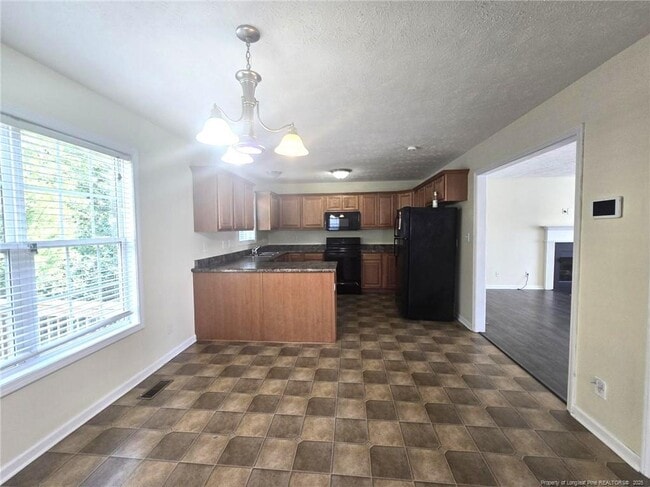 Building Photo - 410 Roundtree Dr