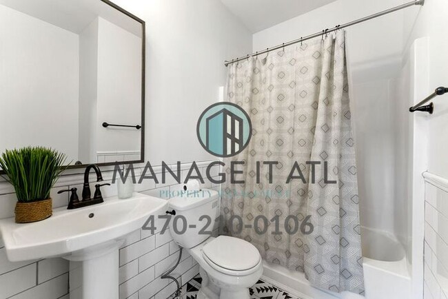 Building Photo - Cozy 3 bedroom house located one block from the Beltline!