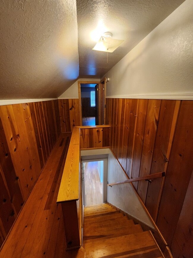 Building Photo - Charming Old-School 4-bedroom Home for Rent!