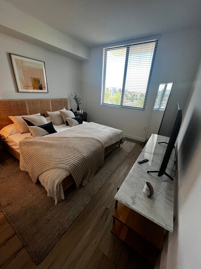 Building Photo - 670 W 74th Pl