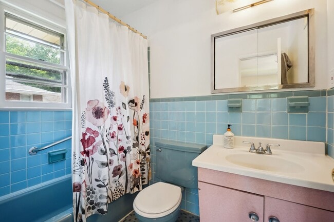 Building Photo - Spacious Split Level on Sundale Stone's Th...