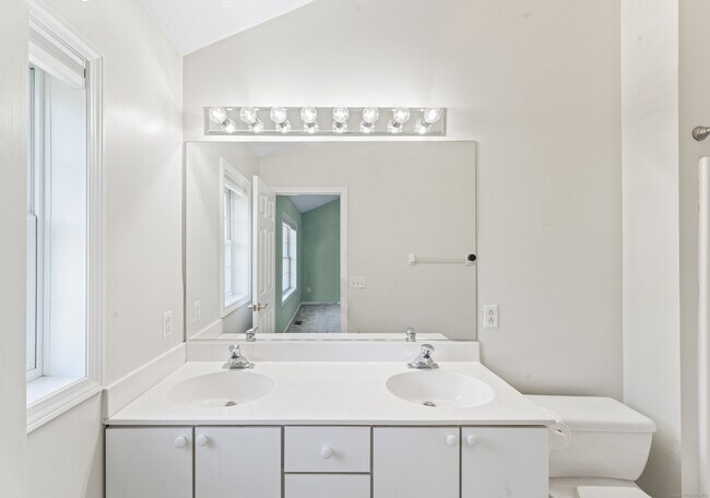Building Photo - 601 Larson Dr