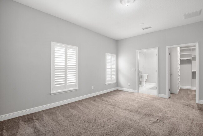 Building Photo - "Charming St. Petersburg Home: 3 Beds, 2 Baths, 1720 Sq. Ft. of Comfort!"