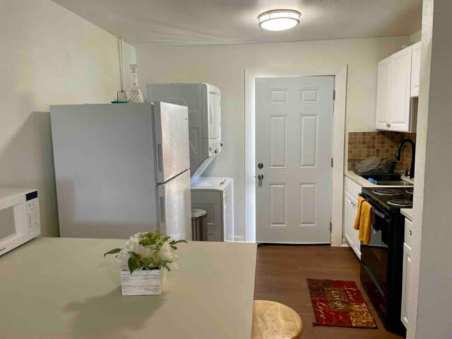 Kitchen/dining - 822 2nd St SW