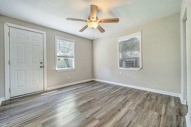 Building Photo - 7506 Bluebonnet St