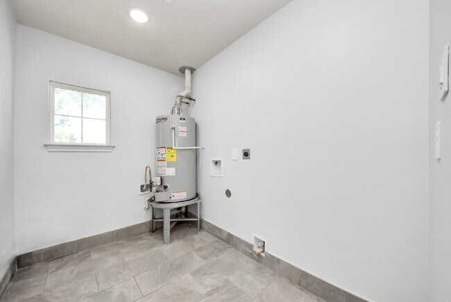 Building Photo - 5003 Enyart St