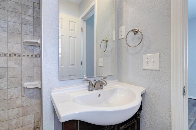 Building Photo - 629 Parkhurst Terrace