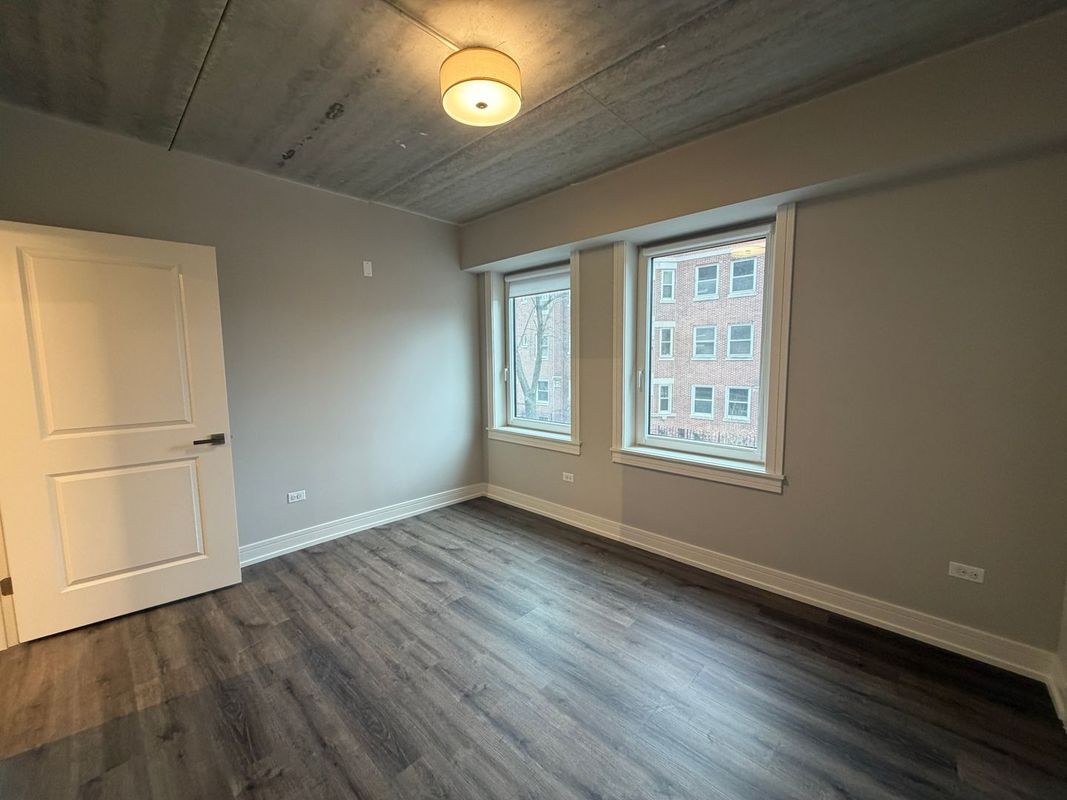 Building Photo - 952 W Carmen Ave