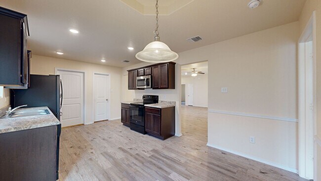 Building Photo - Minutes from Fort Hood charming 4 bedroom ...