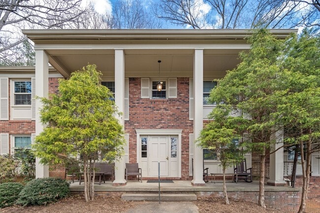 Building Photo - Two Bedroom Apartment - Great North Asheville Location!