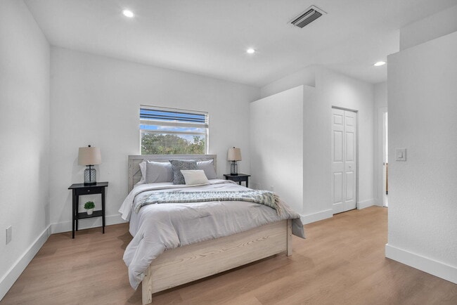 Building Photo - 477 NE 1st St