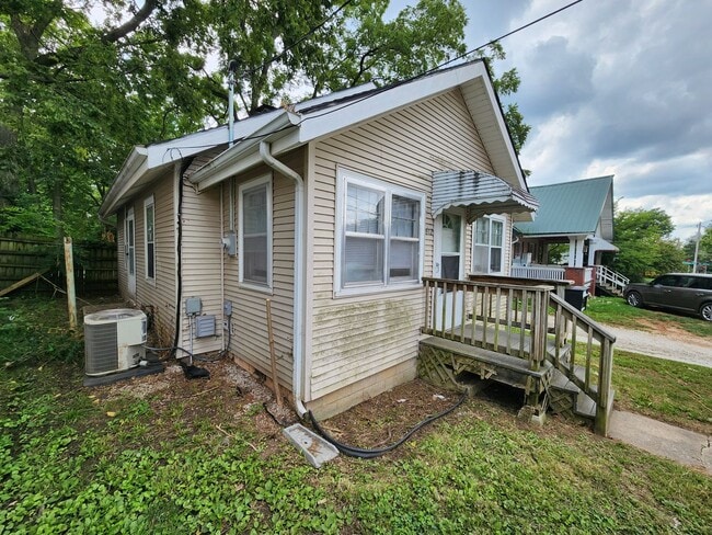 Building Photo - 612 W Nichols St