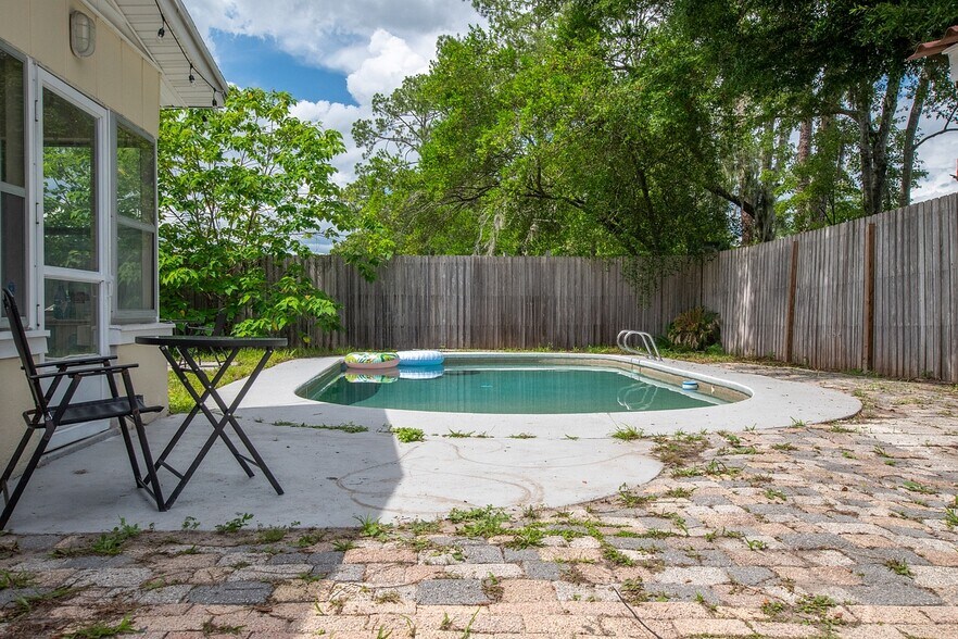 Building Photo - 2233 La Valle Dr