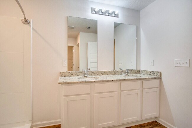 Building Photo - Spacious 4BD/2BA Brick Home Near Navy Federal