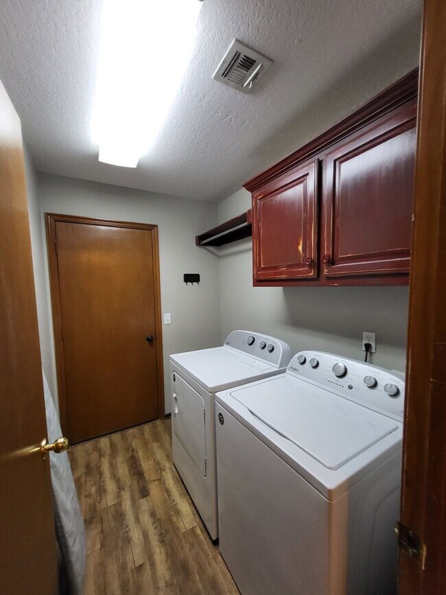Building Photo - (3) Bed/(2) Bath + Study/Office in NW Norman! Storm Shelter! Neighborhood Pool!