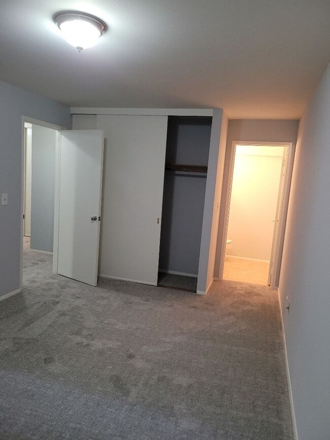 Building Photo - 2 Bed 1.5 Bath Condo Downtown Bellevue