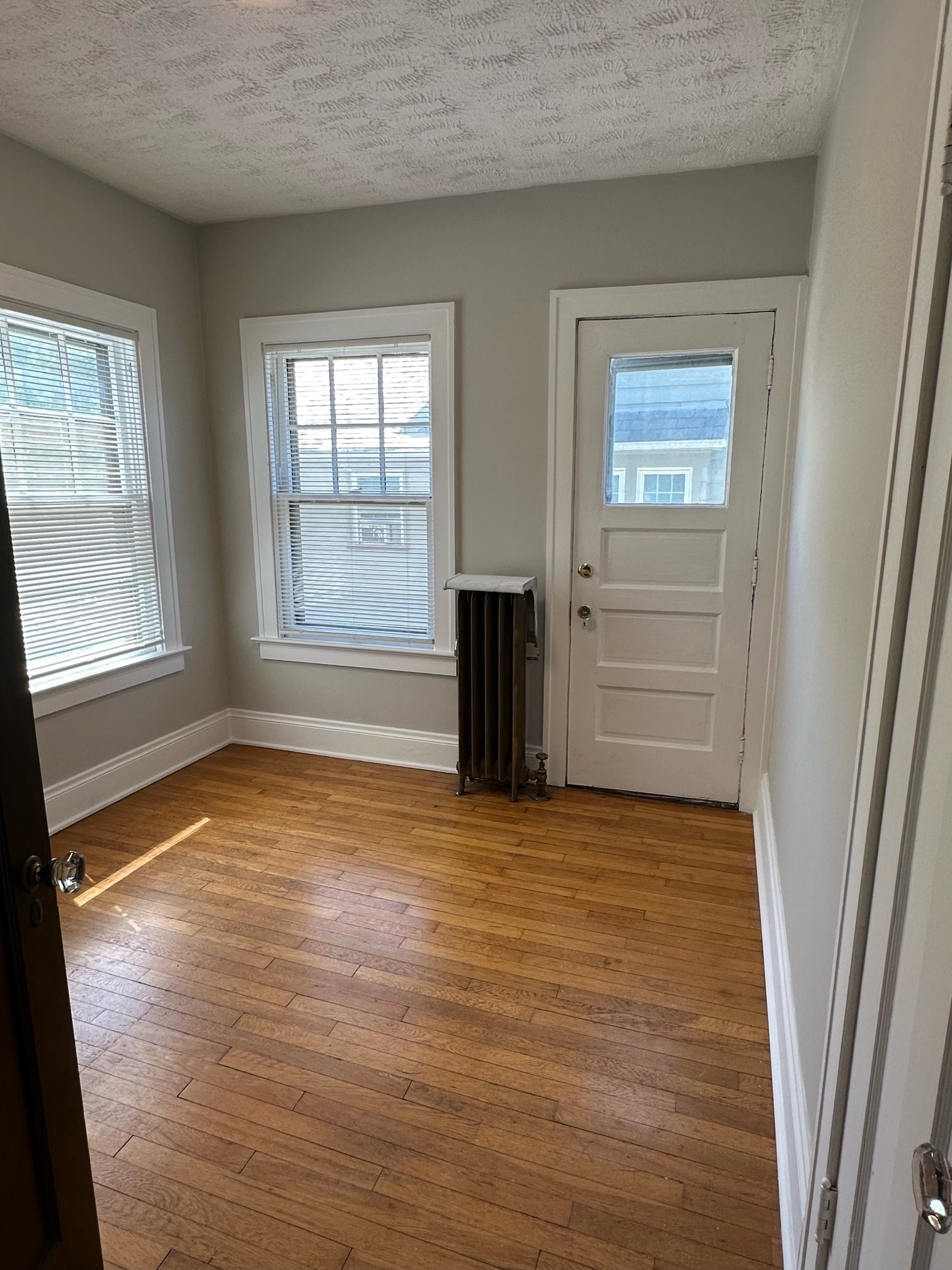 Building Photo - 2433 Woodmere Dr