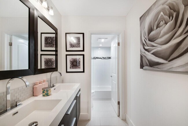 Building Photo - 1147 Hillsboro Mile