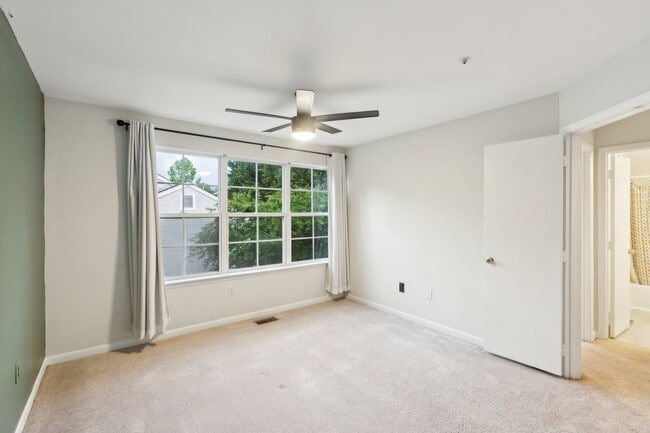 Building Photo - Bright & Spacious 3BR Townhome with Garage...