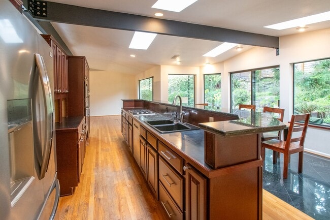 Building Photo - Magnolia 4 bedroom, 3 bathroom