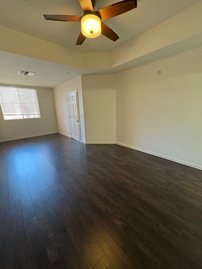 Building Photo - Amazing unfurnished 2 bedroom condo at Par...