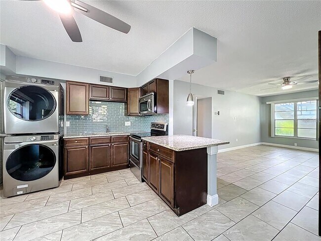 Building Photo - 825 N Primrose Dr
