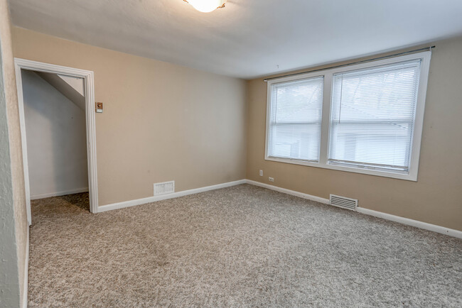 Bedroom - 3919 Creston Ave