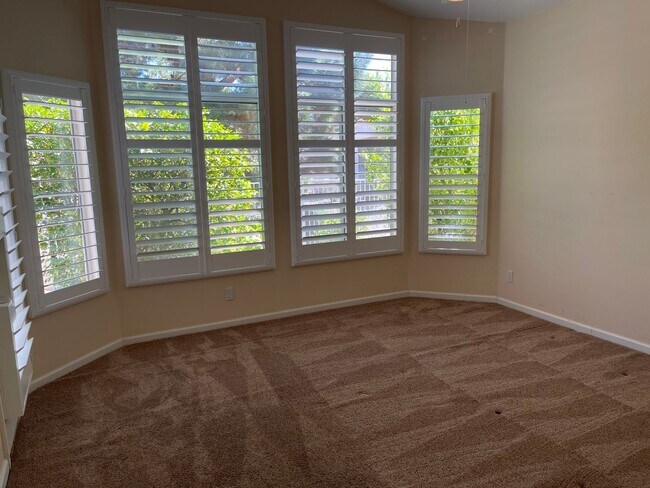 Building Photo - Charming 3-Bedroom Home Backing to Greenway with Golf Course Access