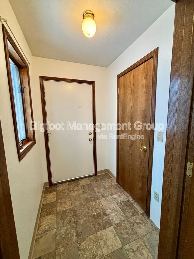 Building Photo - 913 N Park Ave