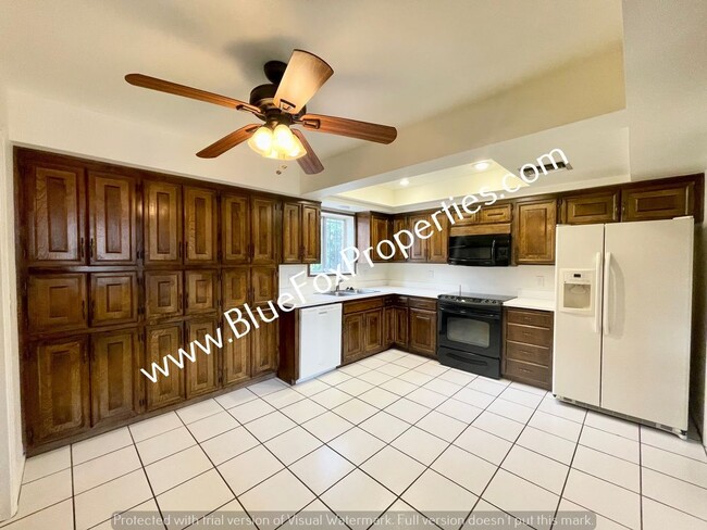 Building Photo - 7876 N Sendero Tres