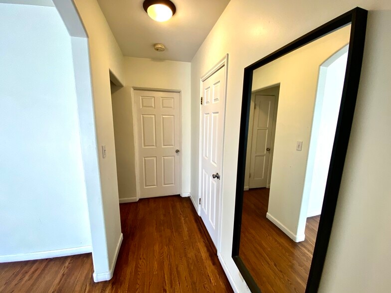 Building Photo - 1653 1/2 Maltman Ave