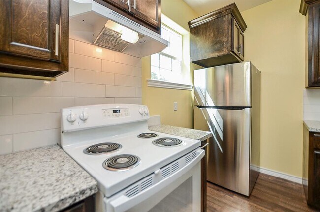 Building Photo - 239 Broadhurst Dr