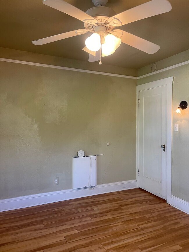 Building Photo - CHARMING 2 BED 1 BATH VICTORIAN HOME