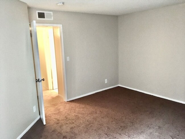 Building Photo - Great 2 bed 2 bath Condo in San Pablo Gate...