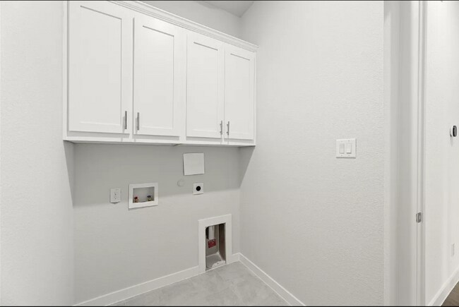 Building Photo - 204 Carmen Oak Ln