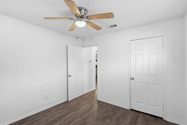 Building Photo - 1430 E 32nd 1/2 St