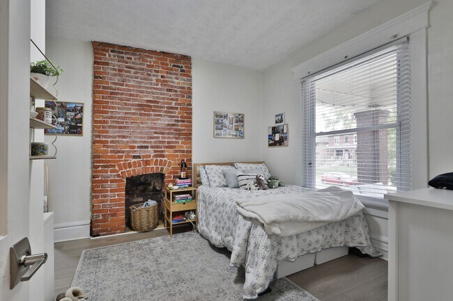 Building Photo - 205 E 14th Ave